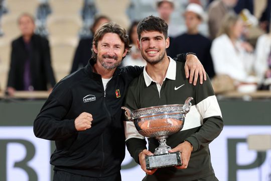 Juan Carlos Ferrero (stânga) și Carlos Alcaraz cu trofeul Roland Garros 2025 Foto: Guliver/GettyImages