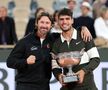 Juan Carlos Ferrero (stânga) și Carlos Alcaraz cu trofeul Roland Garros 2025 Foto: Guliver/GettyImages