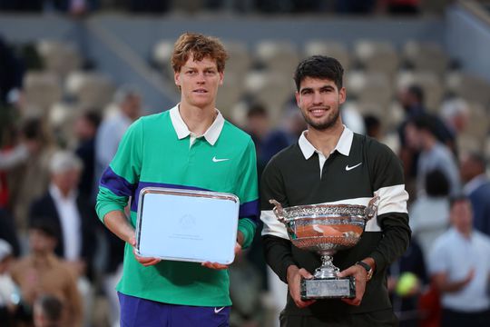 Jannik Sinner și Carlos Alcaraz după finala Roland Garros din 2025 / Foto: Getty Images