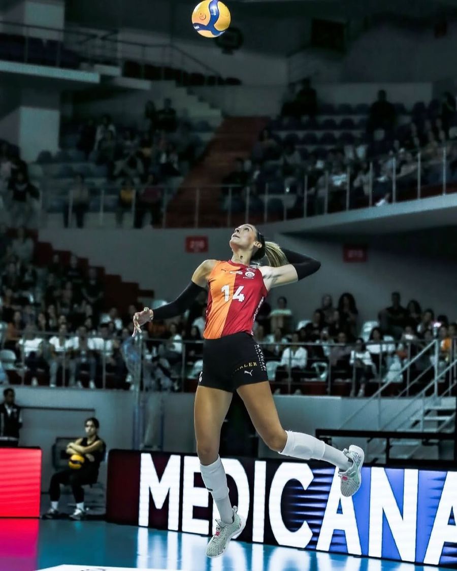 Alexia Căruțașu în acțiune în echipamentul lui Galatasaray. Foto: Instagram E poreclită „Hagi” și e considerată un fenomen al României, dar a ales să reprezinte Turcia: „Aș decide la fel de încă 3 ori!” + „M-am împrietenit cumva cu Muslera și Icardi”