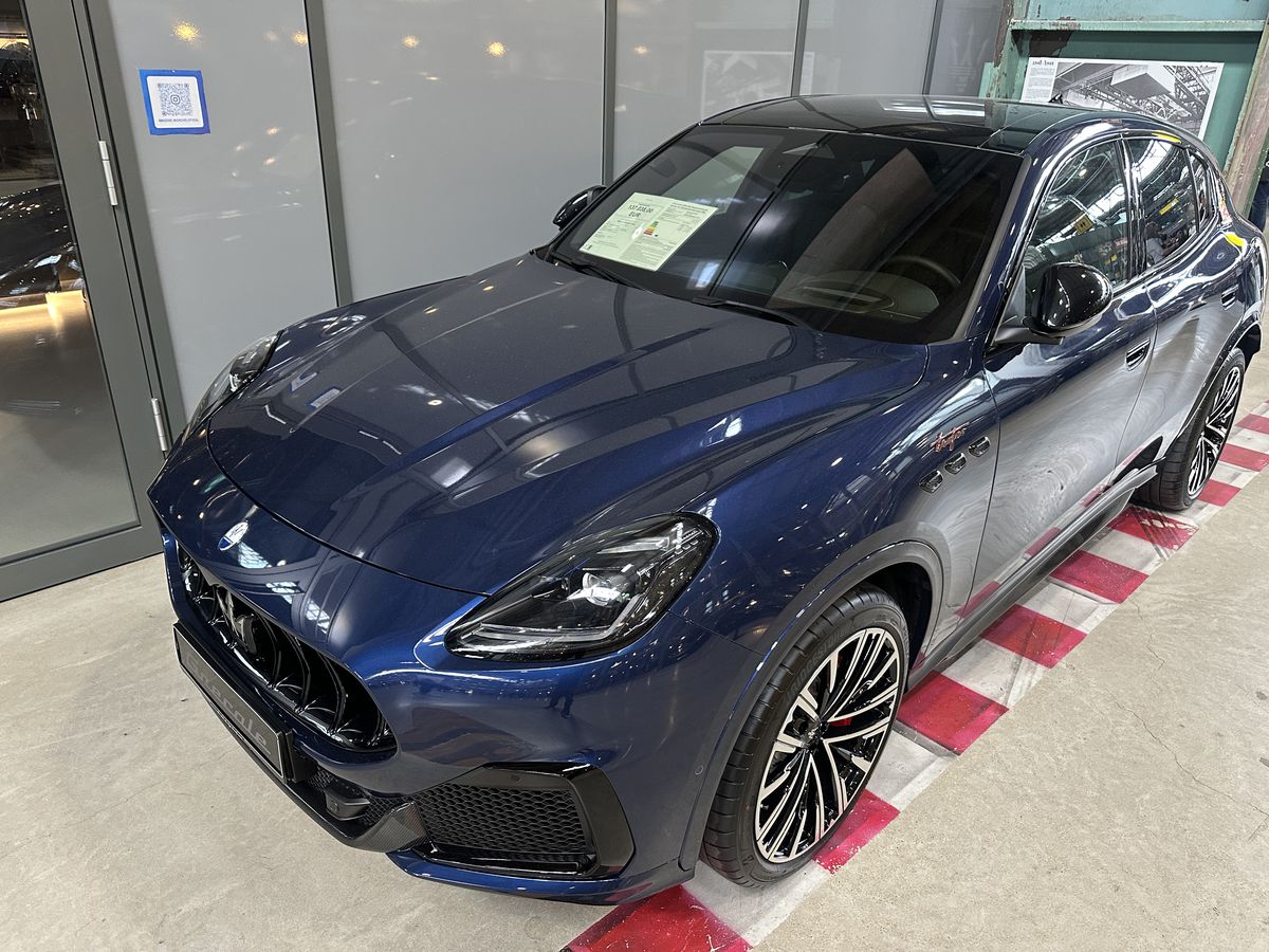 Colecția care l-ar face invidios și pe Ion Țiriac » Mașini de sute de milioane de euro expuse într-un centru cât 10 terenuri de fotbal!