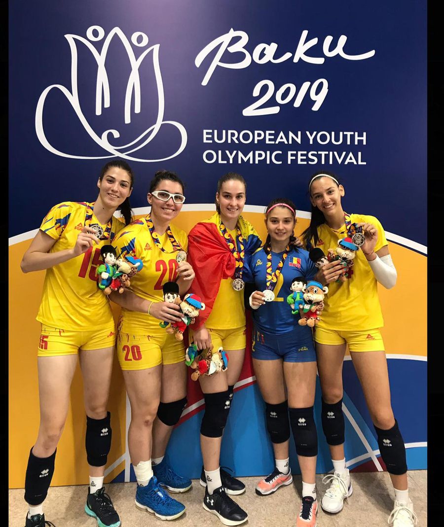 Alexia Căruțașu (prima din dreapta) a jucat pentru România la FOTE 2019, în Azerbaidjan. Foto: Instagram E poreclită „Hagi” și e considerată un fenomen al României, dar a ales să reprezinte Turcia: „Aș decide la fel de încă 3 ori!” + „M-am împrietenit cumva cu Muslera și Icardi”