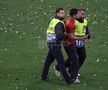Un adolescent a intrat pe teren la finalul meciului FOTO: Ionuţ Iordache (GSP)