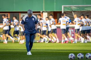Contestă virulent alegerile lui Mircea Lucescu: „Lui i se face o nedreptate! Își vor da cu palmele peste față într-o zi!”
