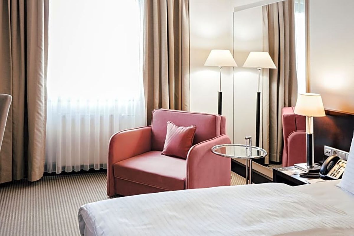 Naționala României s-a cazat la Bratislava vizavi de Reședința Prezidențială! Cât costă o cameră pe noapte