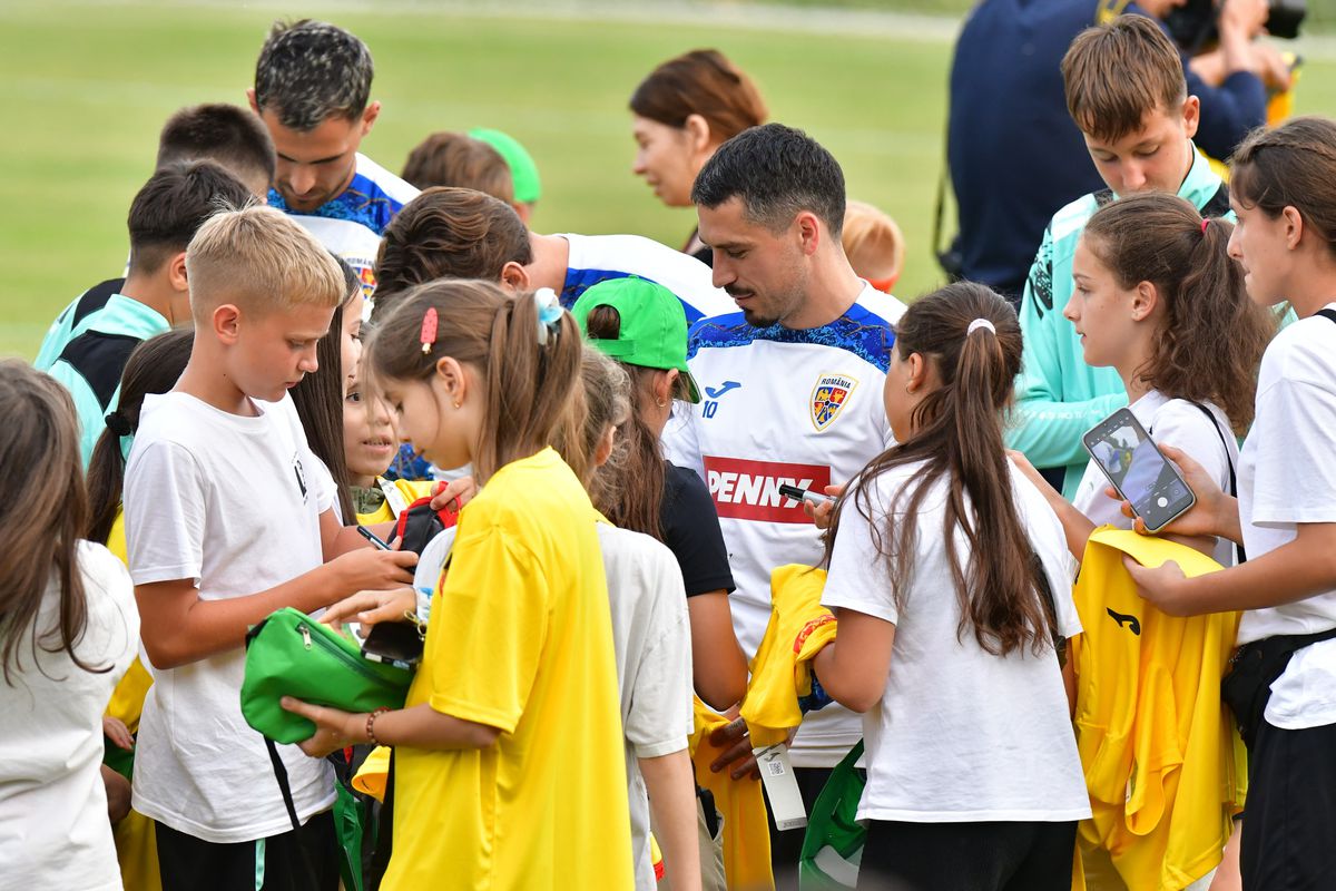 Ultimele reglaje înainte de Cipru! Imagini de la antrenamentul „tricolorilor” condus de Mircea Lucescu