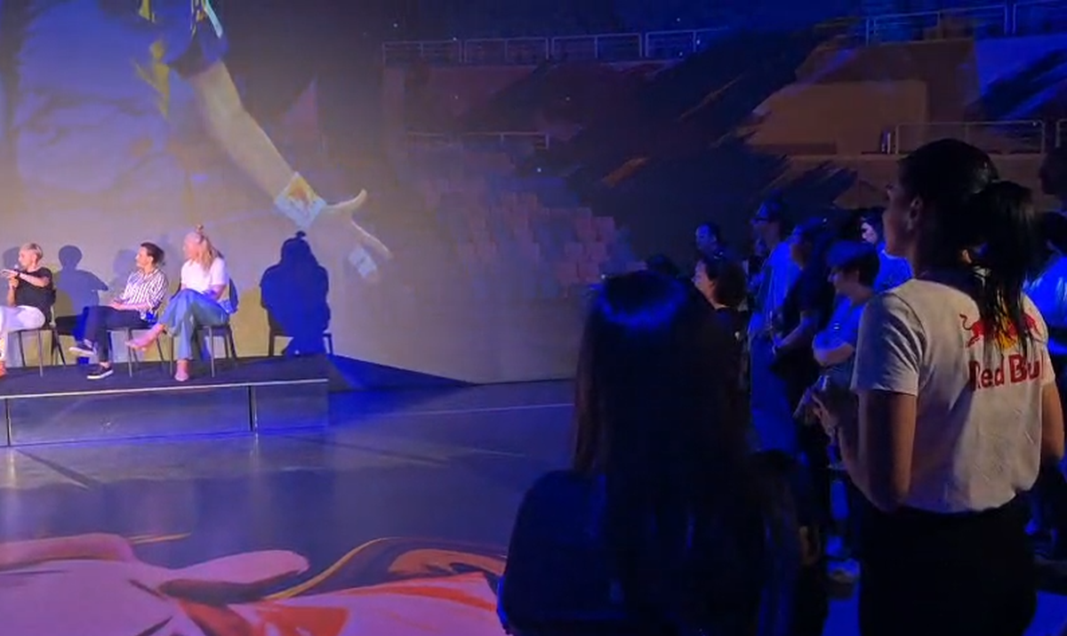 Cristina Neagu și colegele, petrecere la MINA