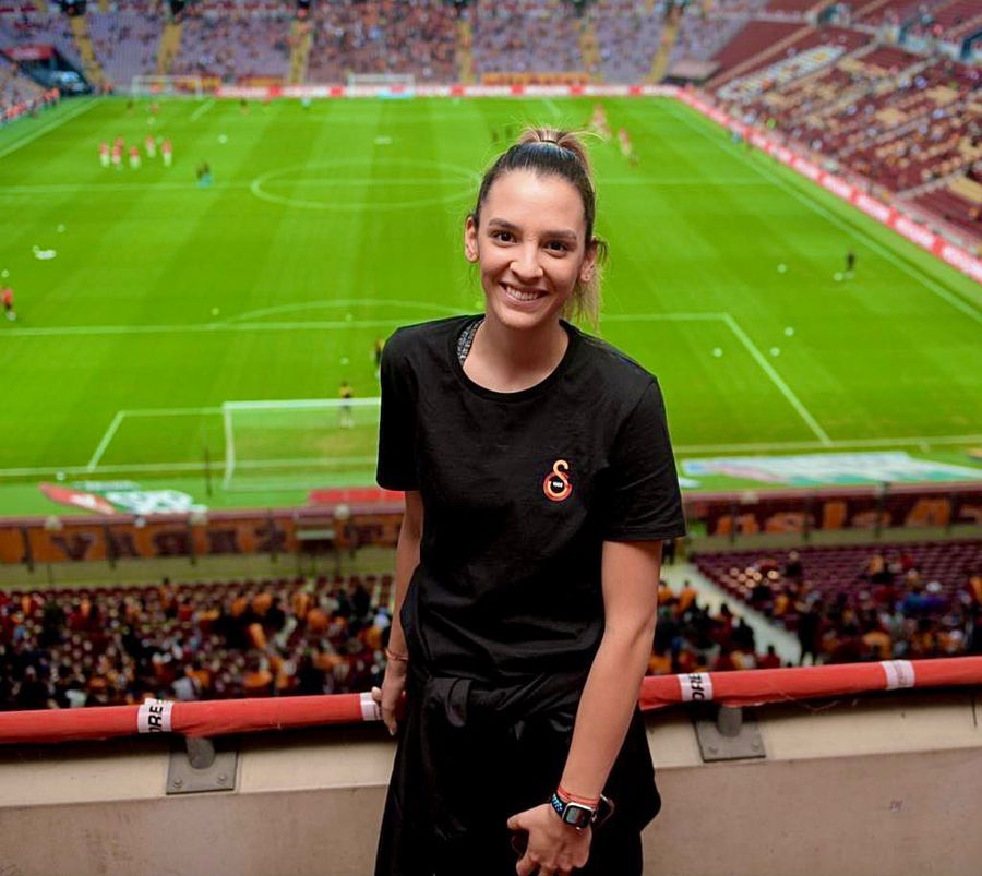 Alexia Căruțașu, pe stadionul lui Galatasaray, în calitate de suporter al colegilor de club de la fotbal. Foto: Instagram E poreclită „Hagi” și e considerată un fenomen al României, dar a ales să reprezinte Turcia: „Aș decide la fel de încă 3 ori!” + „M-am împrietenit cumva cu Muslera și Icardi”