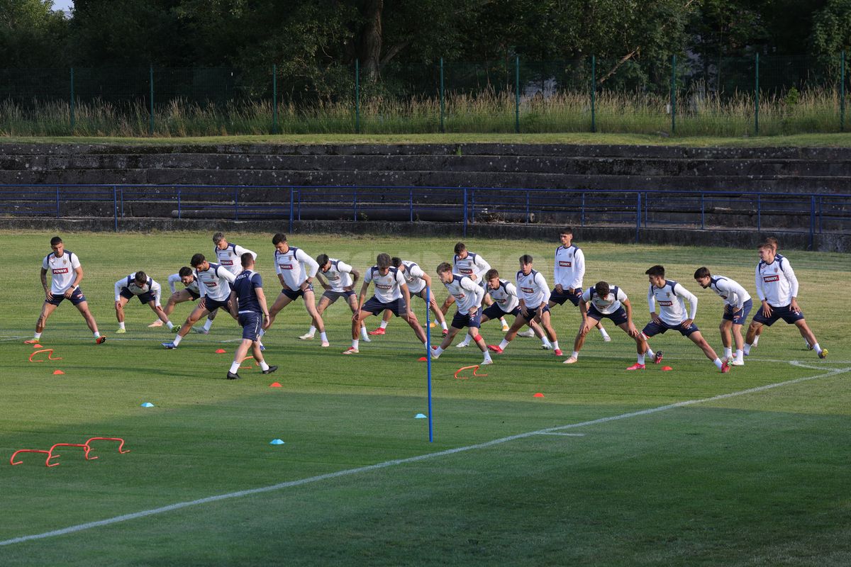 Viitorul antrenor al echipei naționale Under 21 a României a ajuns la Bratislava! Ce a făcut la primul antrenament din Slovacia