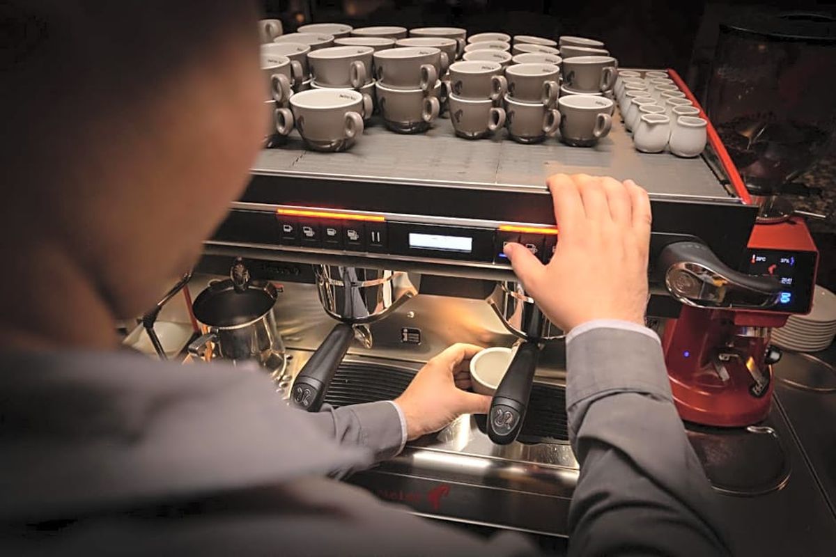 Naționala României s-a cazat la Bratislava vizavi de Reședința Prezidențială! Cât costă o cameră pe noapte