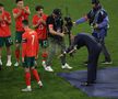 Pepe a adus trofeul şi a făcut o plecăciune în faţa jucătorilor lusitani FOTO: Ionuţ Iordache (GSP)