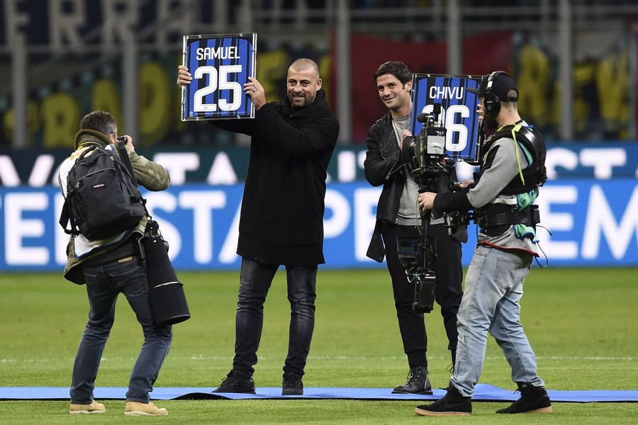 Cristi Chivu și Walter Samuel au primit în semn de recunoștintă din partea lui Inter, tricourile înrămate cu numerele 6 și 25 / Foto: Imago Cristi Chivu a reziliat cu Parma. Și își schimbă asistentul! » Cine e fostul coleg cu care va lucra la Inter