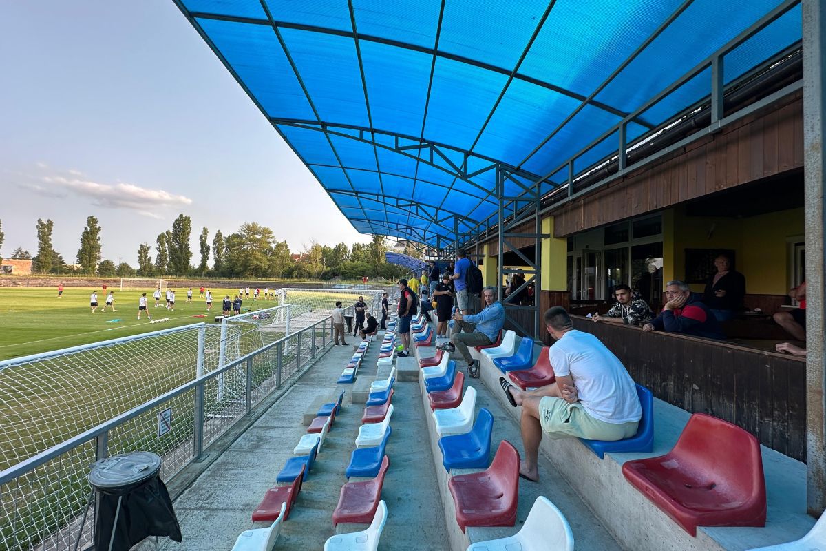 România U21 s-a antrenat pe un stadion de „județeană”, unde accesul se face printr-un bar + Gestul de suflet al „tricolorilor”