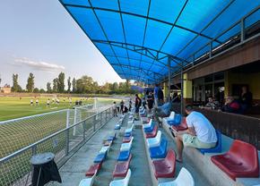 România U21 s-a antrenat pe un stadion de „județeană”, unde accesul se face printr-un bar + Gestul de suflet al „tricolorilor”