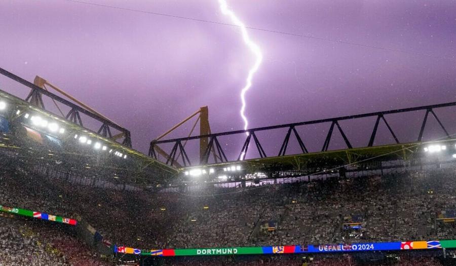 Meciul Germania - Danemarca de pe 29 iunie, din „optimile” Euro 2024, a fost întrerupt pe Signal Iduna Park din cauza unei furtuni violente Șase orașe din SUA și Mexic, amenințate la Mondial » Ce echipă e în mare pericol la toate meciurile din grupă!