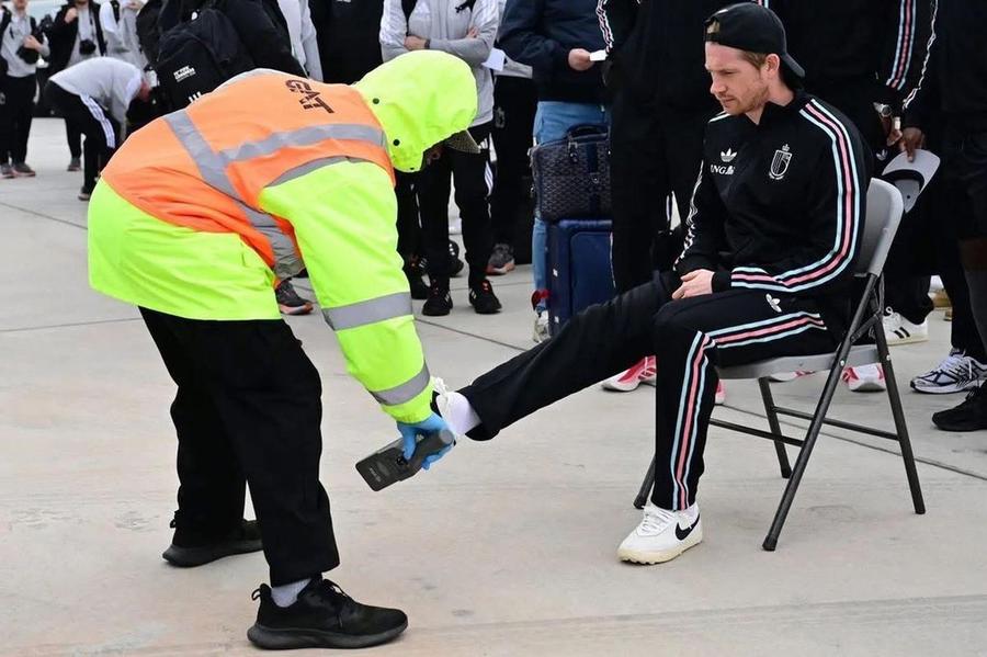 Kevin De Bruyne a fost tratat ca un turist dubios la aterizarea pe aeroport în Statele Unite / Foto: X World Cup HQ Primire șocantă de care au avut parte belgienii în SUA » Americanii i-au percheziționat la sânge chiar pe pistă!