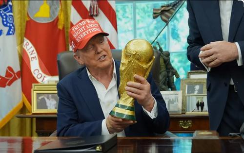 Donald Trump s-a lăudat cu organizarea Cupei Mondiale, dar lipsește tocmai de la debutul SUA în competiție