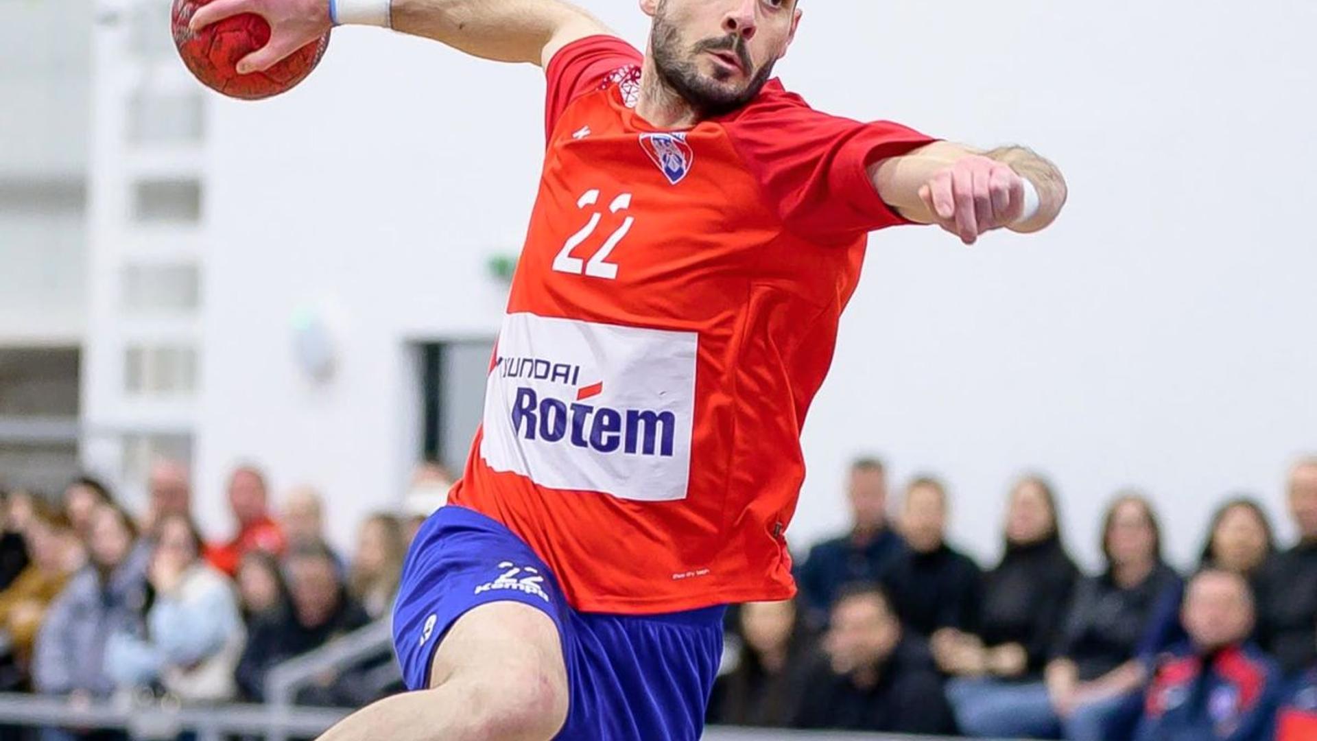 Jucători ai echipei Steaua handbal discutând strategii pe teren, în contextul reducerii bugetului și promovării în liga națională. | sursa foto: Gazeta Sporturilor