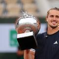 Alexander Zverev cu trofeul de la Roland Garros 2026 Foto: Guliver/GettyImages