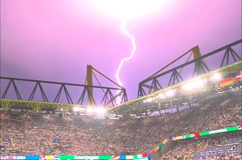 O furtună precum cea de la Dorrmund la Euro 2024 va produce suspendarea meciului afectat de fulgere la Mondialul nord-american