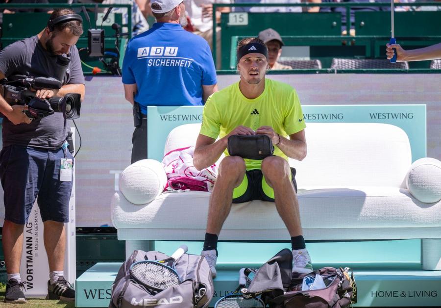 Insulina figurează pe lista substanțelor interzise. Pentru a o administra, „Sascha” are nevoie de o scutire de uz terapeutic, germanul deținând un astfel de document / Sursă foto: Guliver/Getty Images Alexander Zverev, exemplul că se poate! Un medic specialist explică pentru GSP ce înseamnă să joci tenis cu diabet: „Două lupte simultan, publicul vede doar una” + „Acum 20-30 de ani, nu ar fi fost posibil să câștige Roland Garros”