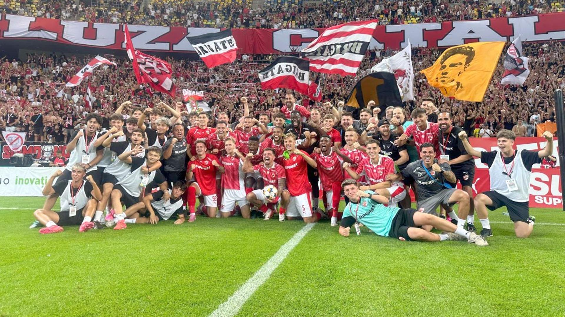 Suporteri Dinamo în Peluza Cătălin Hîldan afișând bannere și steaguri, promovând abonamente Dinamo cu prețuri abonamente reduse. | sursa foto: Gazeta Sporturilor