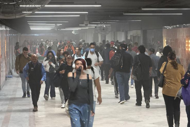Aerul e irespirabil într-o stație de metrou din cauza lucrărilor FOTO: Ionuț Iordache (GSP)