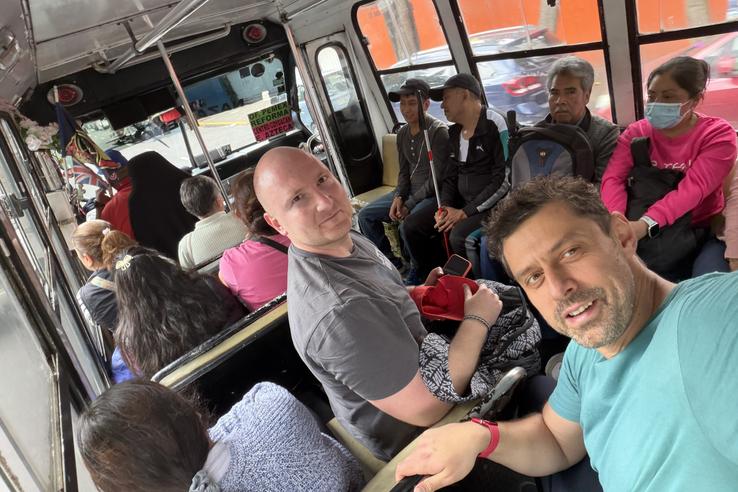 Imagini din autobuzul care ne-a dus la stadionul Azteca FOTO: Ionuț Iordache (GSP)