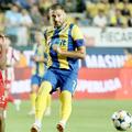Benjamin Van Durmen  (stânga) în duel cu Gicu Grozavan, în Petrolul - UTA Arad. Foto: sportpictures.eu