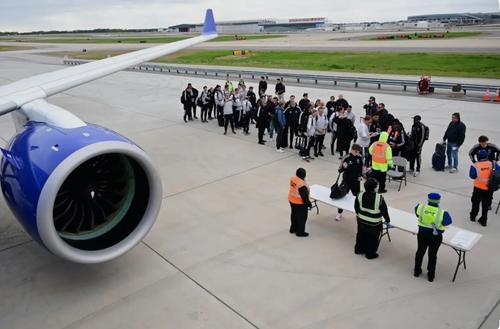 Vedetele belgiene au fost înșrați pe pista aeroportului pentru un control foarte strict la intrarea în SUA / Foto: X Wolrd Cup HQ