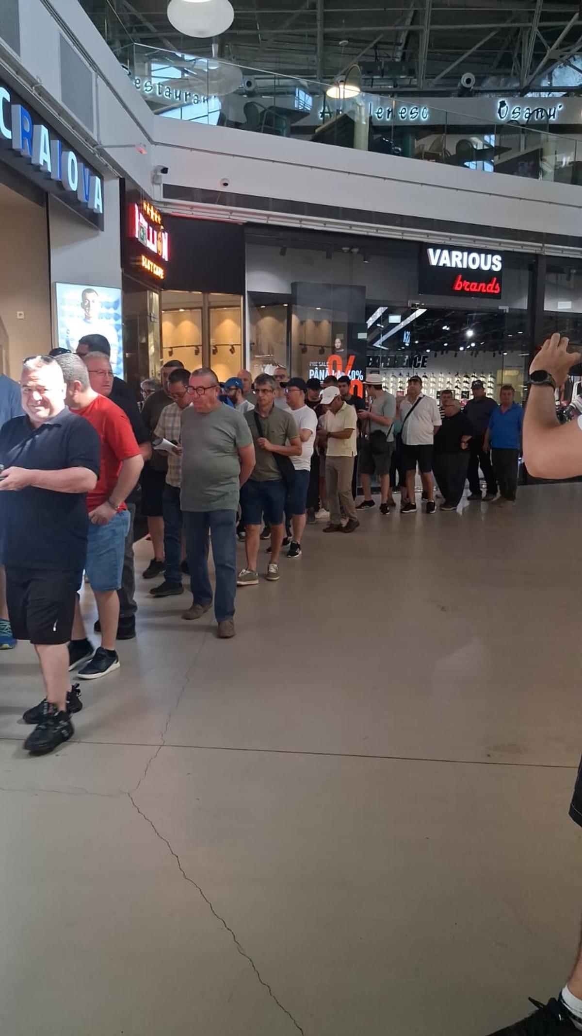 Fără precedent la Craiova! Suporterii s-au așezat la cozi imense: de ce se grăbesc oltenii