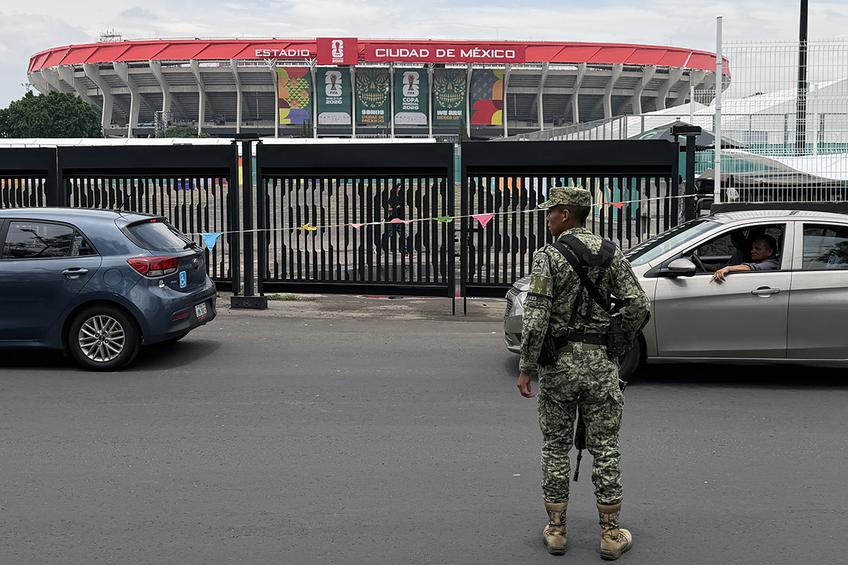 Stadionul Azteca e protejat de armată FOTO: Ionuț Iordache (GSP)