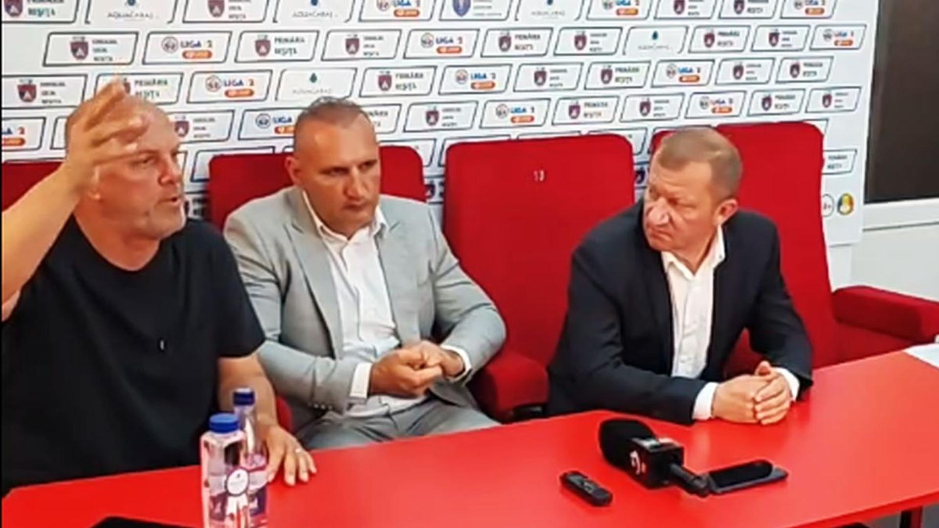 Dorinel Munteanu semnând contractul cu CSM Reșița, alături de oficiali, buget club de două milioane de euro asigurat | sursa foto: Gazeta Sporturilor