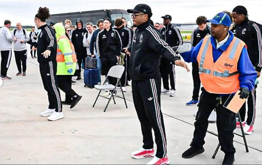Jucătorii belgieni care vor participa la CM 2026 au avut o surpriză neplăcută la intrarea în SUA / Foto: X World Cup HQ Primire șocantă de care au avut parte belgienii în SUA » Americanii i-au percheziționat la sânge chiar pe pistă!