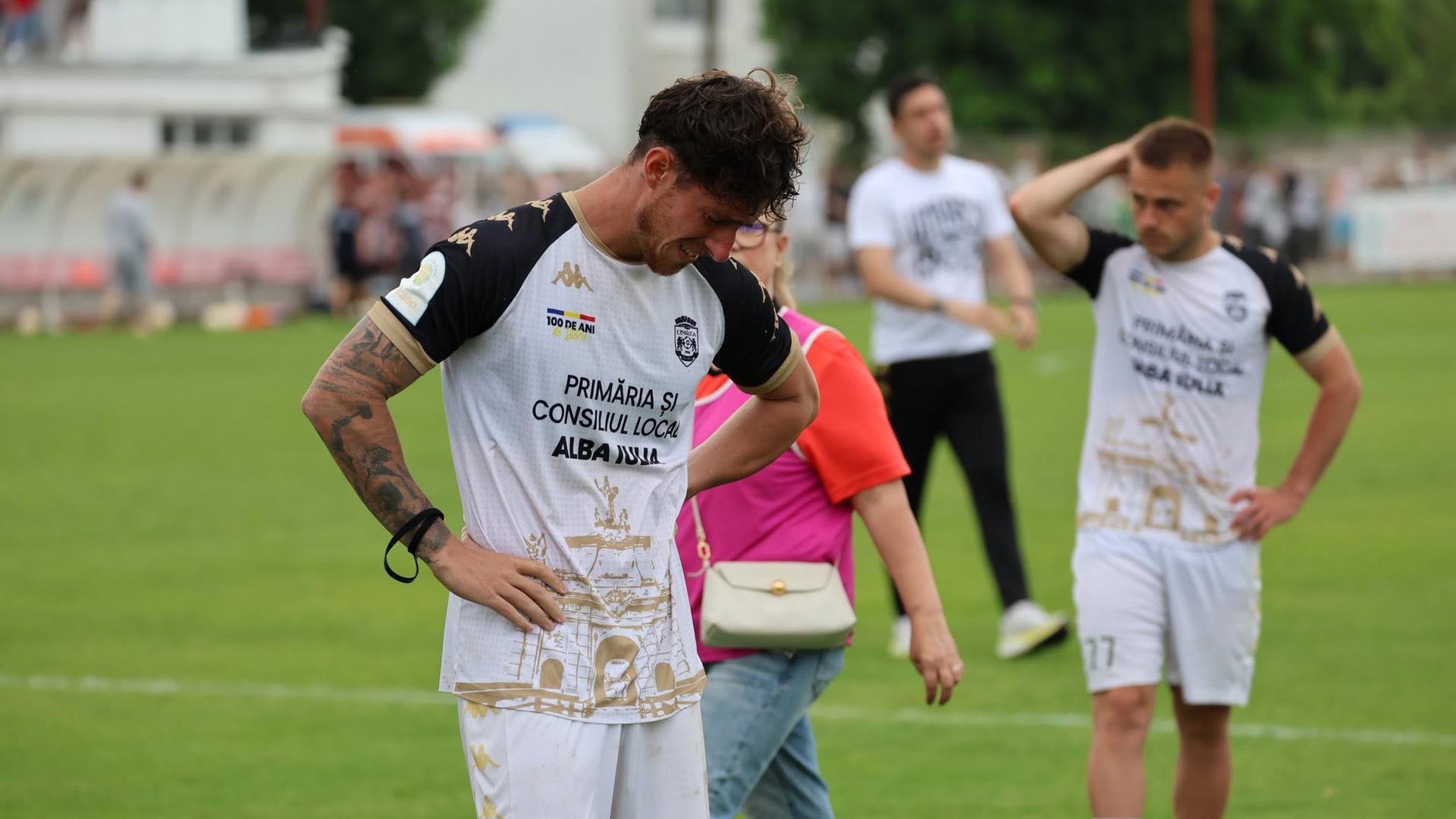 Jucători și oficiali CSL Ștefăneștii de Jos discutând pe teren în contextul baraj promovare Liga 2 și depunctare contestată la TAS Lausanne | sursa foto: Gazeta Sporturilor Jucători și oficiali CSL Ștefăneștii de Jos discutând pe teren în contextul baraj promovare Liga 2 și depunctare contestată la TAS Lausanne | sursa foto: Gazeta Sporturilor