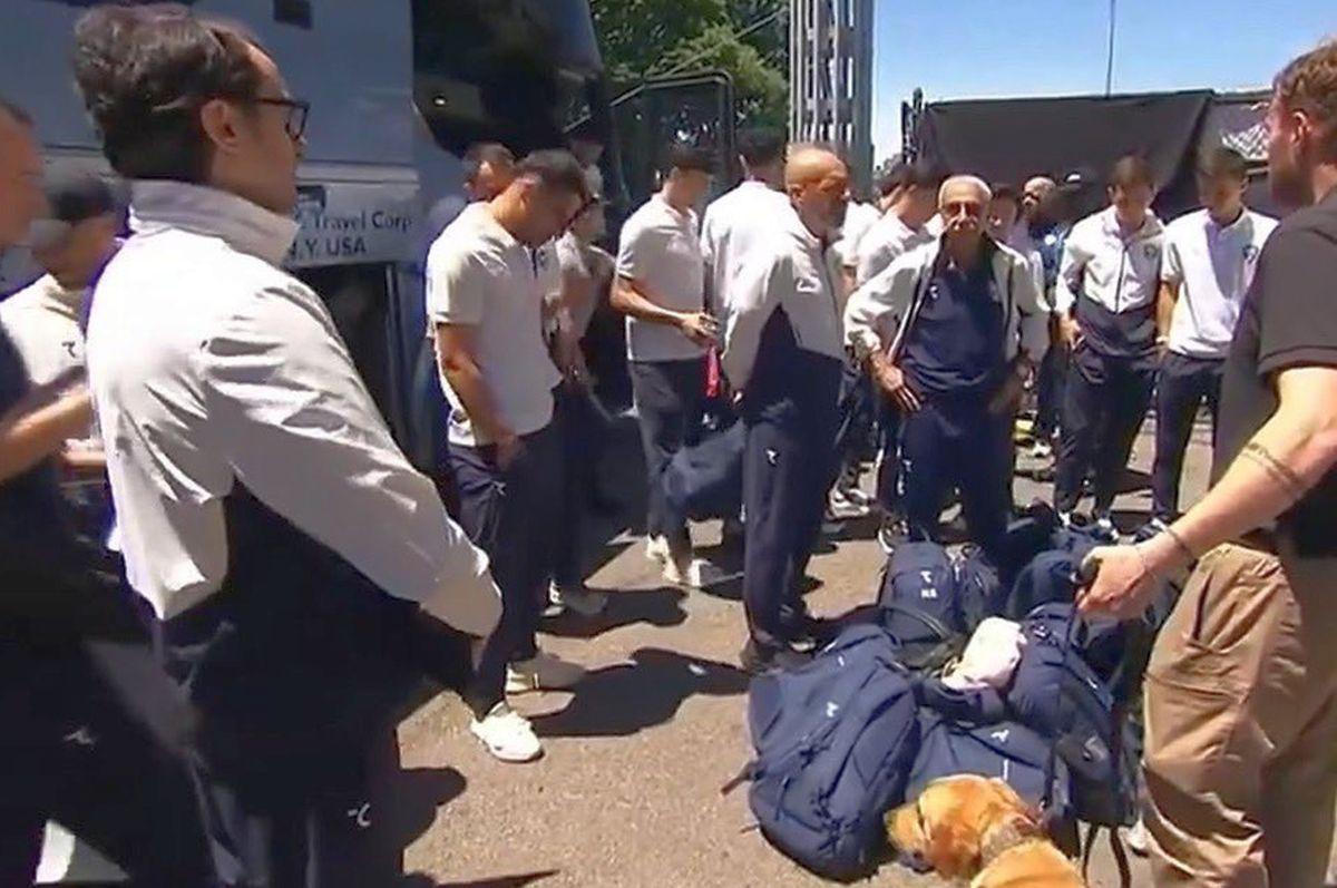 Naționala din Uzbekistan, după ce a ajuns în Statele Unite ale Americii // foto: X