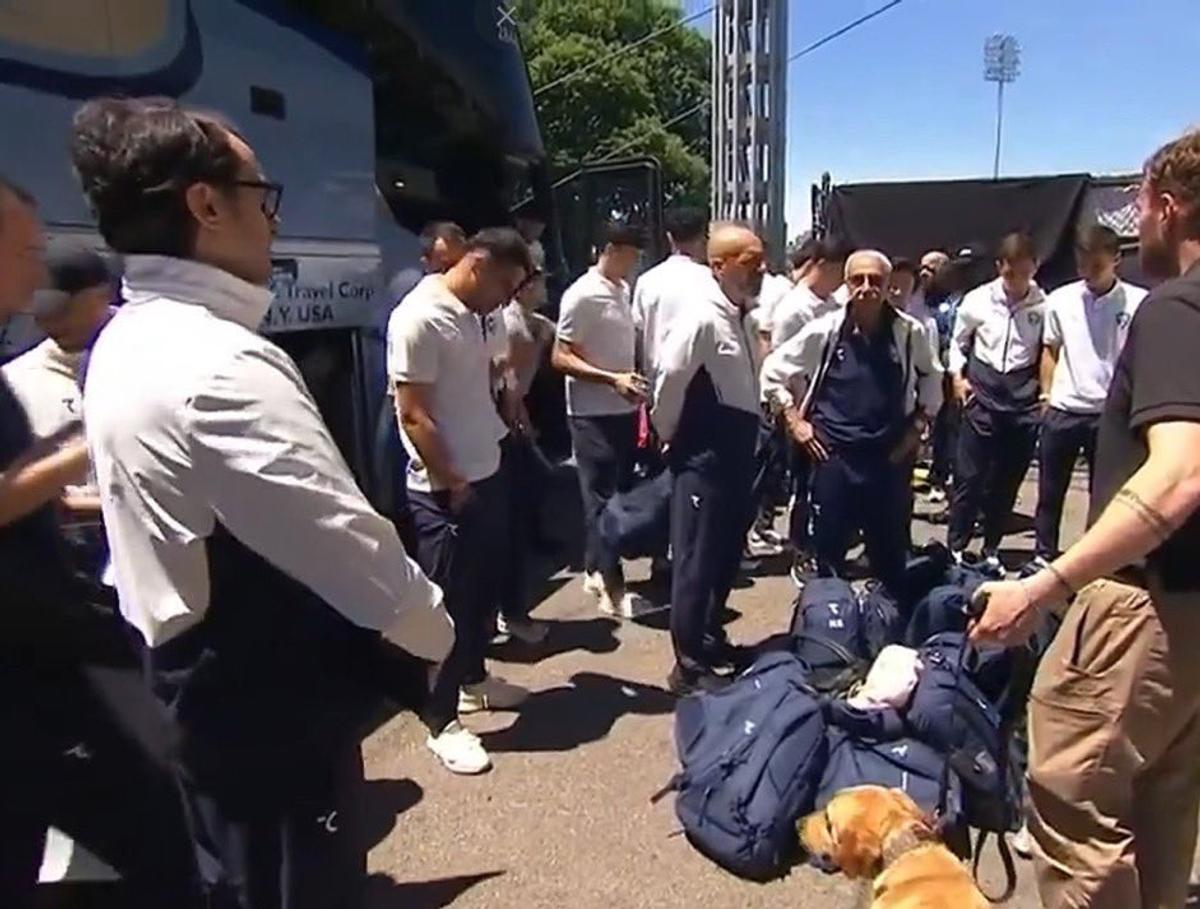 Scandal la sosirea la Mondial! Jucătorii, tratați precum suspecții pe aeroport: „Umilitor”