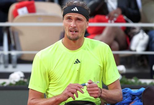 Alexander Zverev, injectându-și insulină în pauza dintre game-uri / Sursă foto: Imago Images
