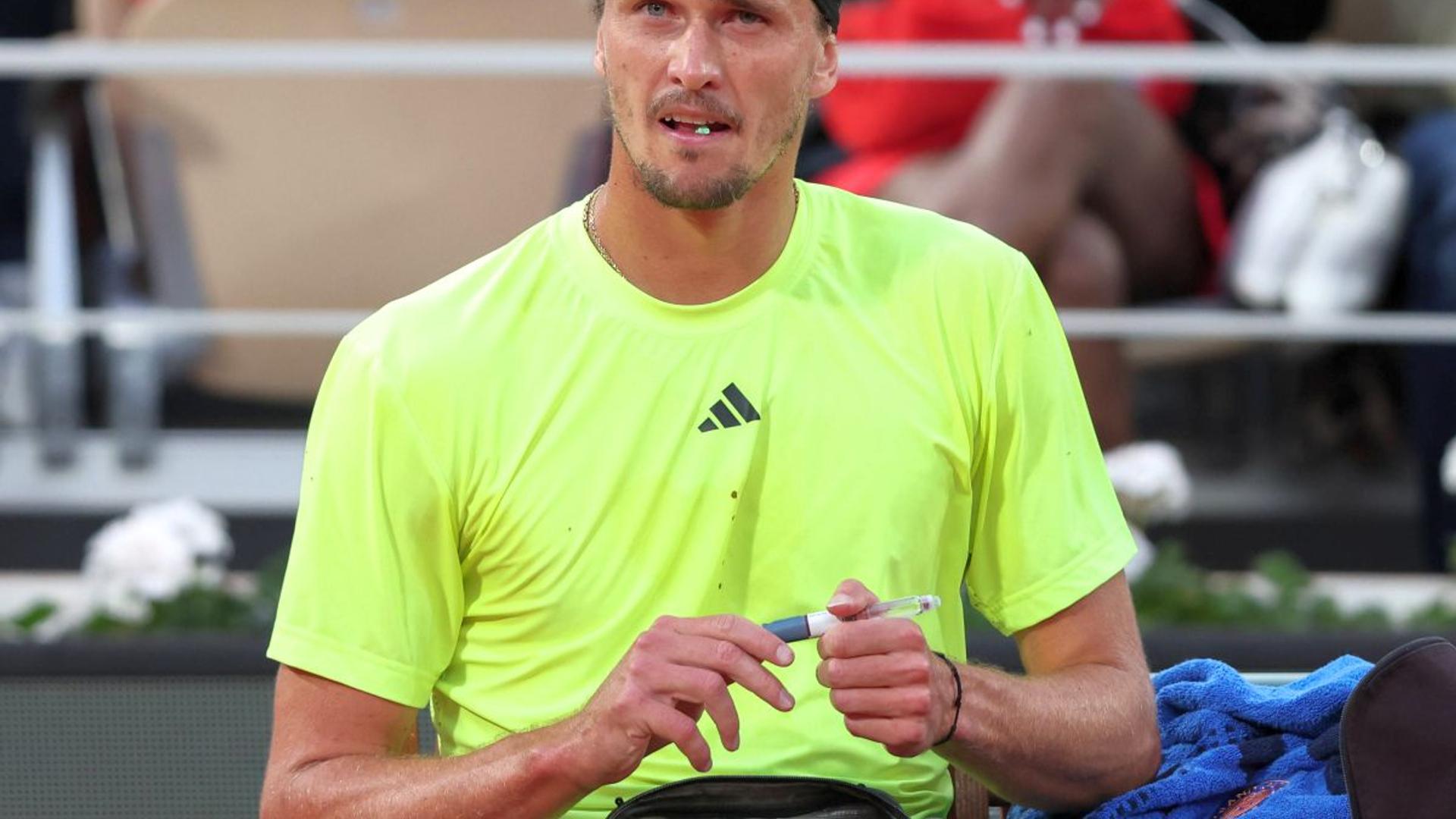 Alexander Zverev pe terenul de tenis, purtând senzor de monitorizare glicemie pentru gestionarea diabetului tip 1 în timpul meciului. | sursa foto: Gazeta Sporturilor