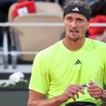 Alexander Zverev, injectându-și insulină în pauza dintre game-uri / Sursă foto: Imago Images