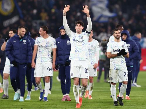 Henrikh Mkhitaryan (dreapta, lângă Alessandro Bastoni) și-a mai prelungit cariera cu un an la Inter / Foto: GettyImages