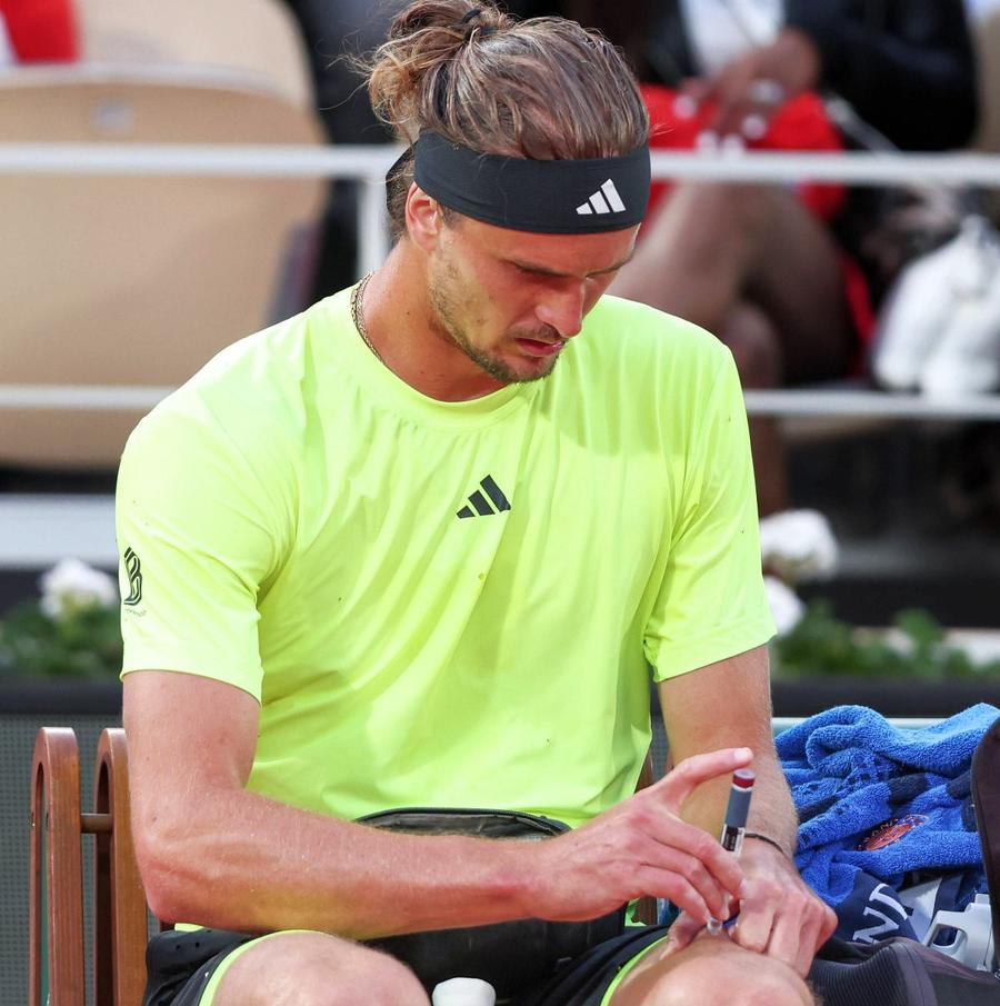 Alexander Zverev, injectându-și insulină în picior în pauza dintre game-uri / Sursă foto: Imago Images Alexander Zverev, exemplul că se poate! Un medic specialist explică pentru GSP ce înseamnă să joci tenis cu diabet: „Două lupte simultan, publicul vede doar una” + „Acum 20-30 de ani, nu ar fi fost posibil să câștige Roland Garros”