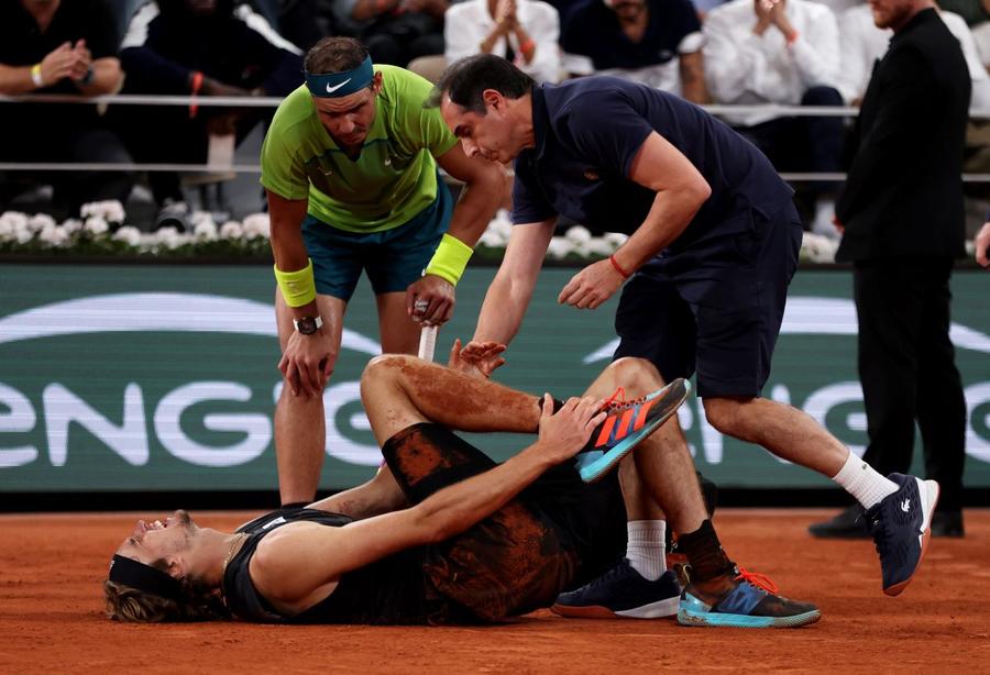 Rafael Nadal alături de Alexander Zverev, după accidentarea teribilă de la Roland Garros 2022 Foto: Guliver/GettyImages Alexander Zverev, mișcat de mesajele primite pe parcursul Roland Garros de la „regele zgurii”