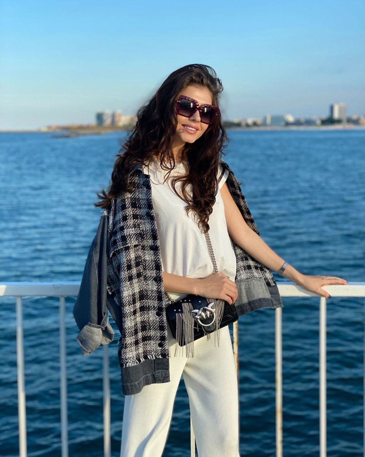 FOTO Viitorul joacă tare » Iubita lui Carlo Casap pozează HOT la malul mării