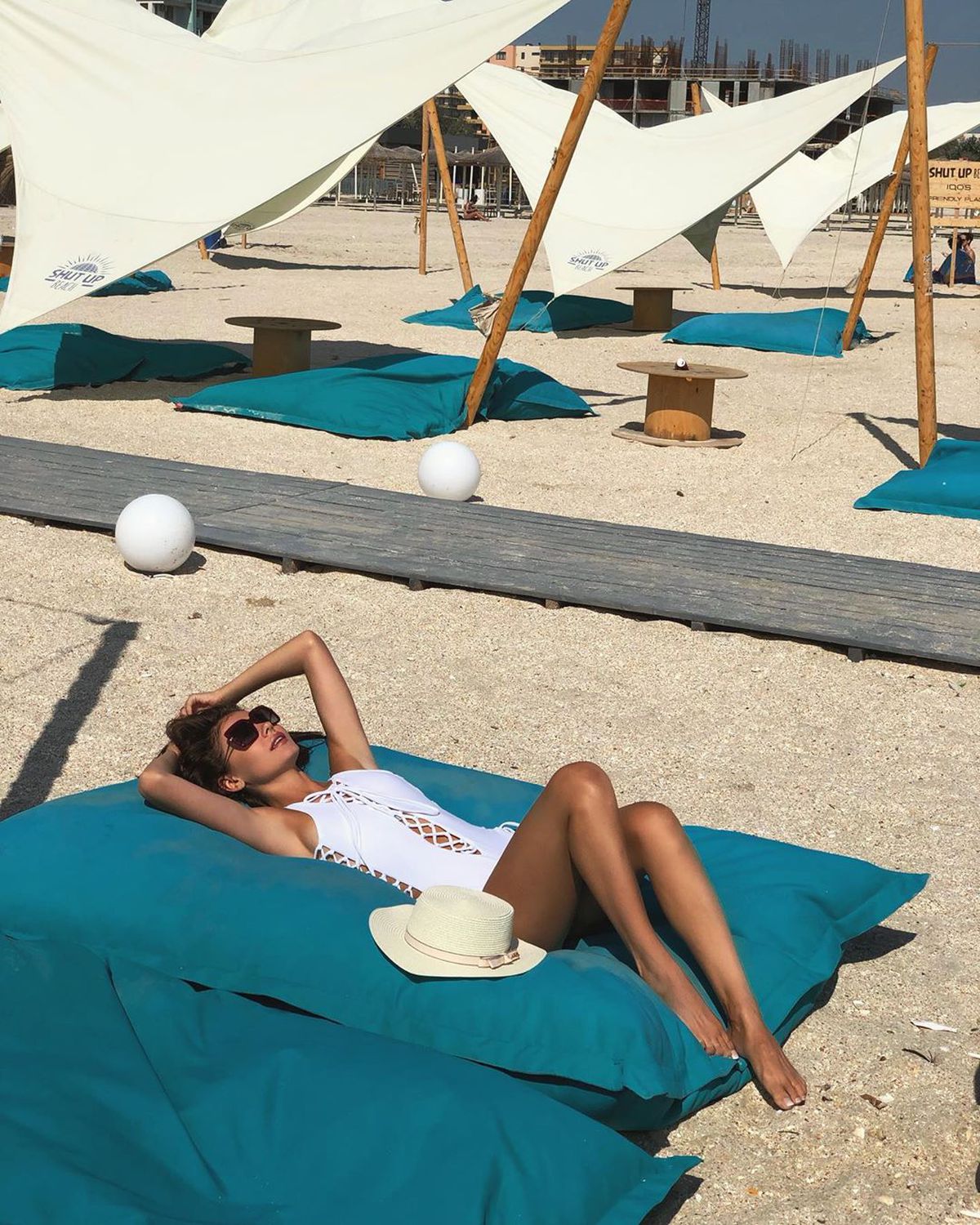 FOTO Viitorul joacă tare » Iubita lui Carlo Casap pozează HOT la malul mării