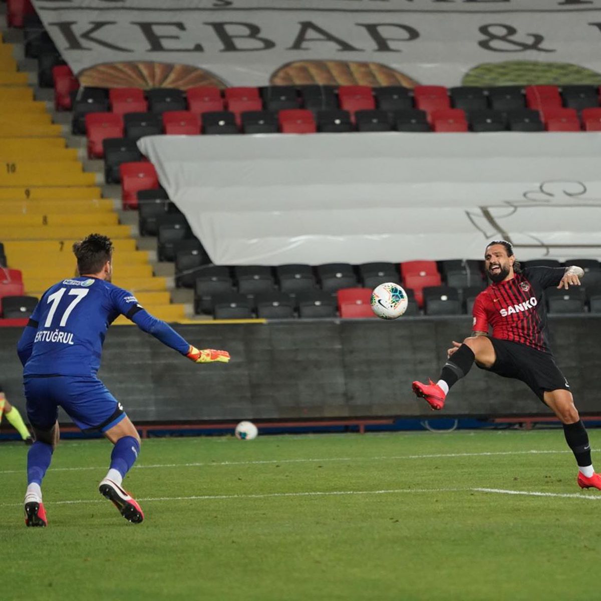 FOTO Formația lui Șumudică revine uluitor și îi ajută pe Săpunaru și Lung Jr. în lupta pentru salvarea de la retrogradare! Alexandru Maxim a marcat