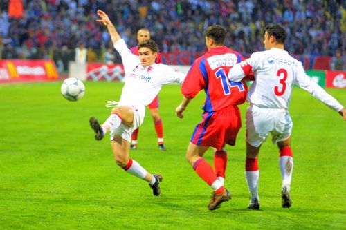 Ovidiu Stângă (la minge) a luat titlul cu Dinamo în 2002. Sursă foto: Arhivă Gazeta Sporturilor