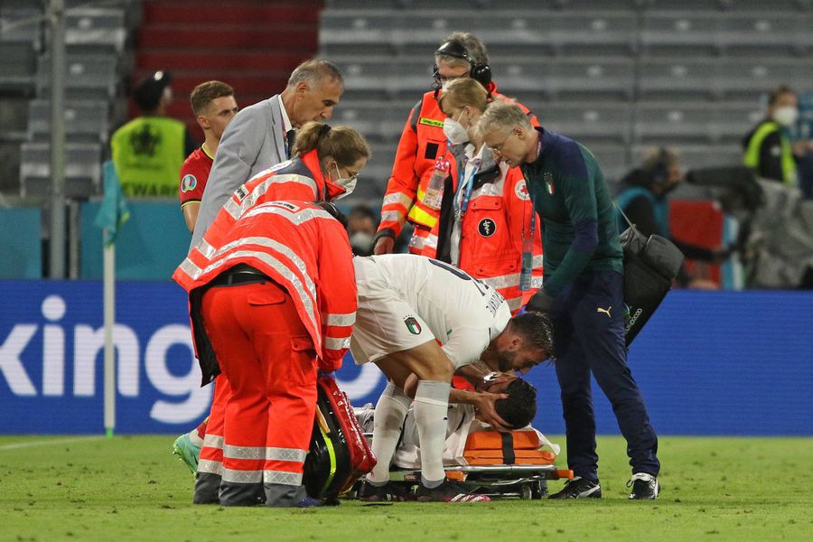 Bryan Cristante îl încurajează pe Spinazzola după accidentarea din meciul cu Belgia FOTO: Imago Și dacă suntem totuși niște sentimentali...?