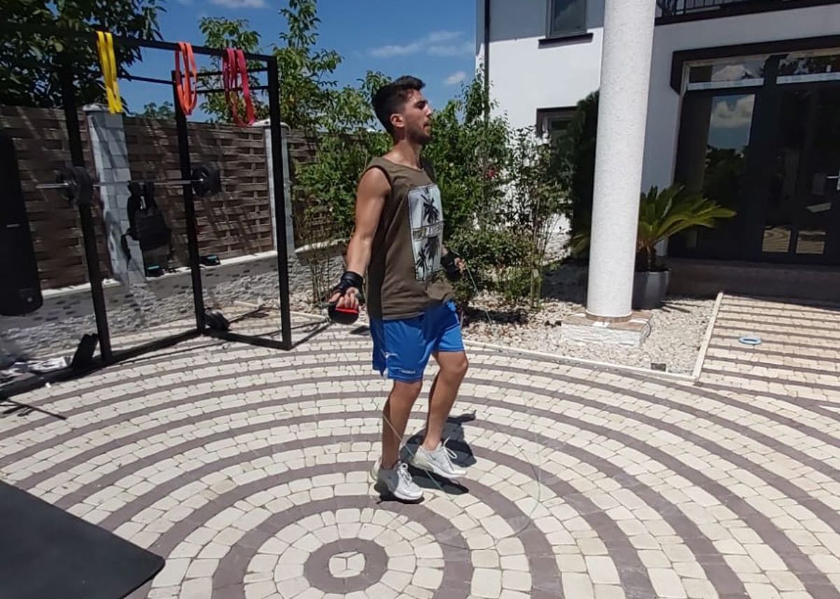 „Bine ați venit în «Team Rony»”. Fotbalistul atipic din Liga 1: și-a făcut sală de forță în curte și vrea să impresioneze iar în noul sezon