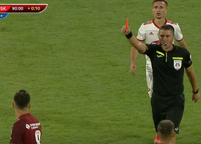 Îl mai ține Petrescu? A luat „roșu” la 5 minute de la intrarea pe teren!